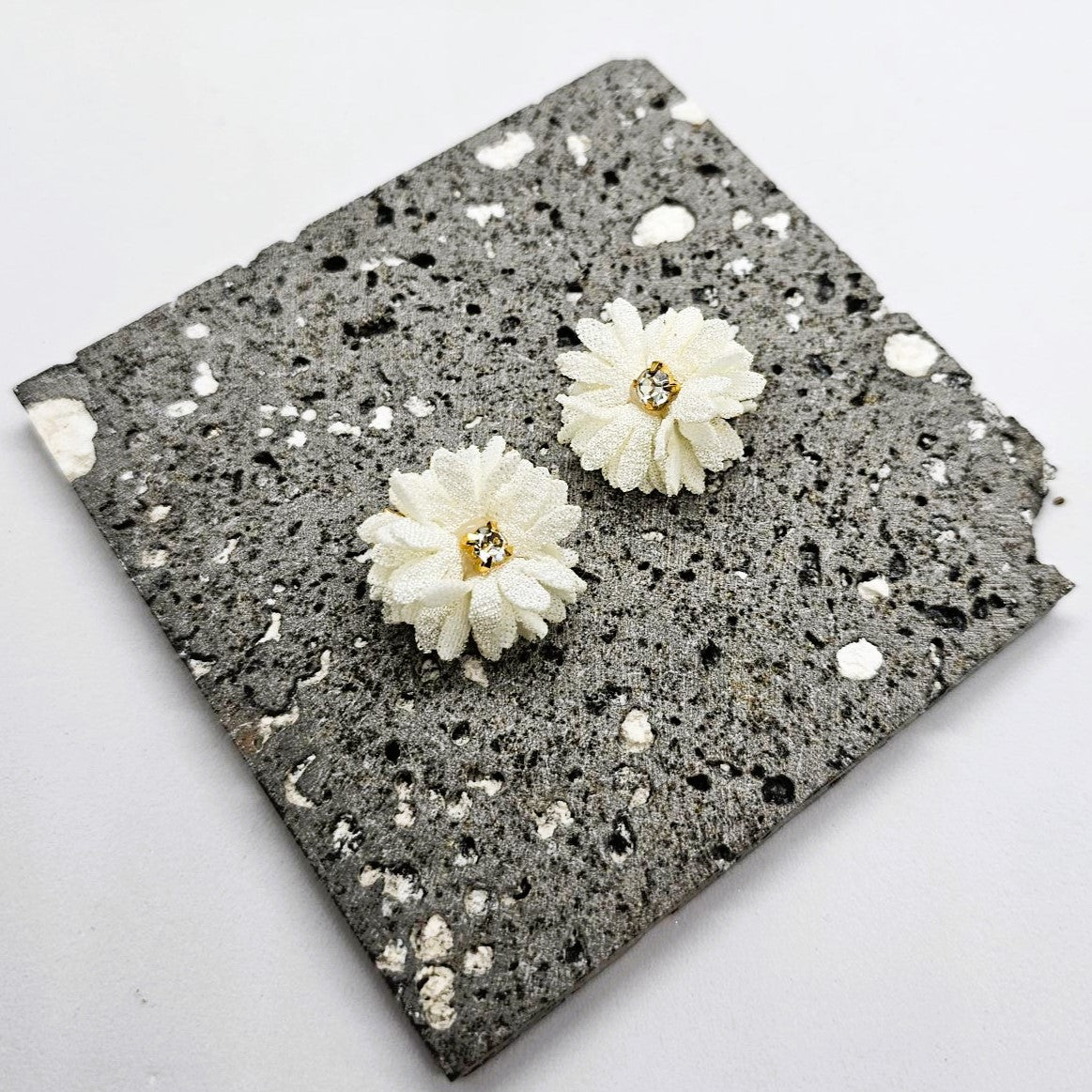 Chrysanthemum Junior Mini Flower Alligator Clip - Pair