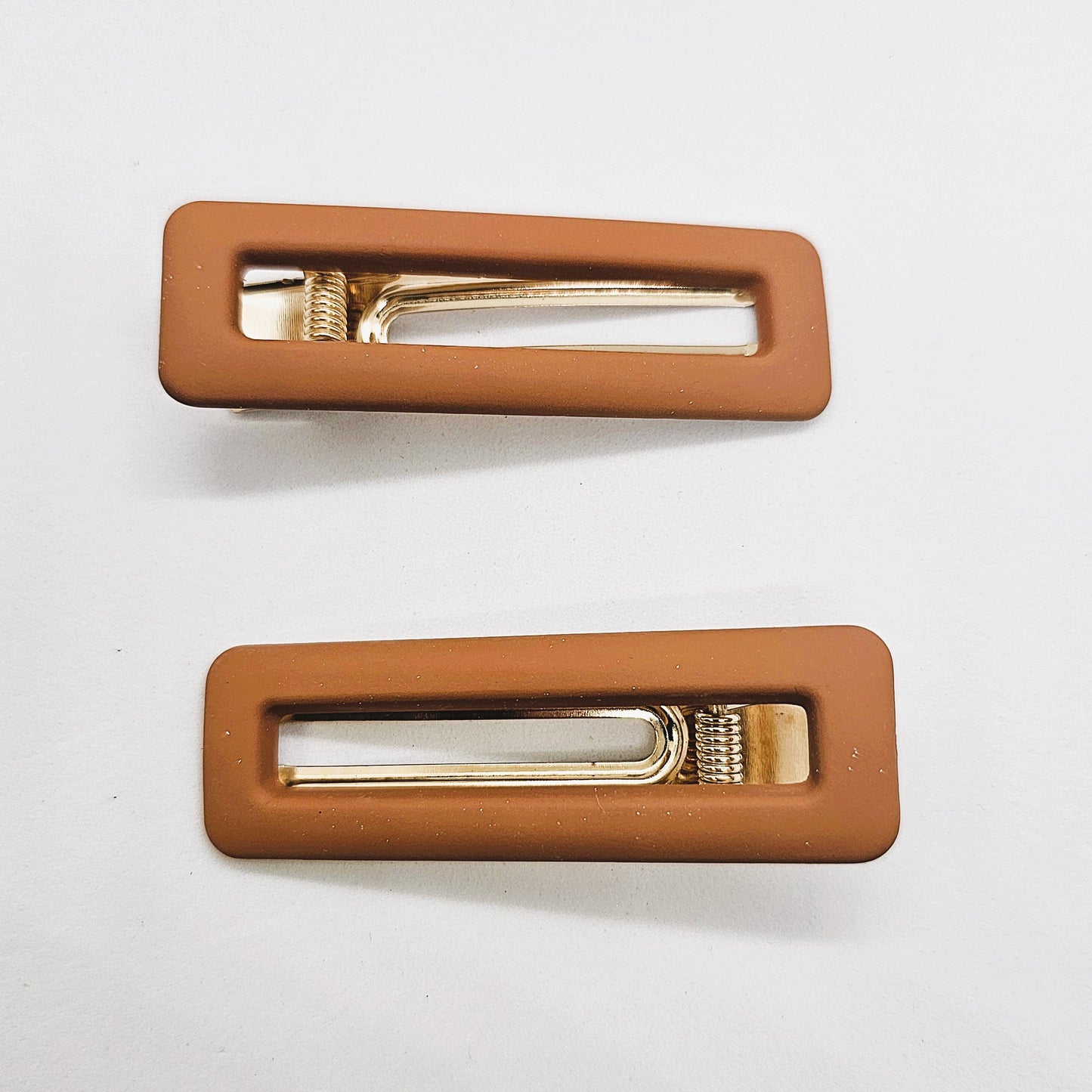 Boxie Matte Resin Alligator Clip - Pair